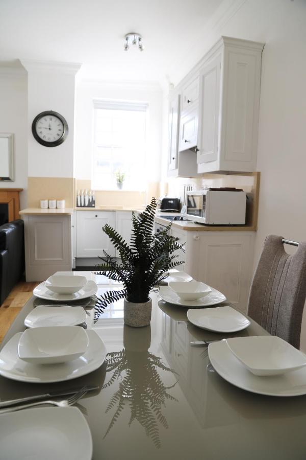 Letting Serviced Apartments - Guards View, Windsor Exterior foto