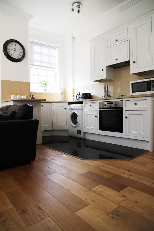 Letting Serviced Apartments - Guards View, Windsor Exterior foto